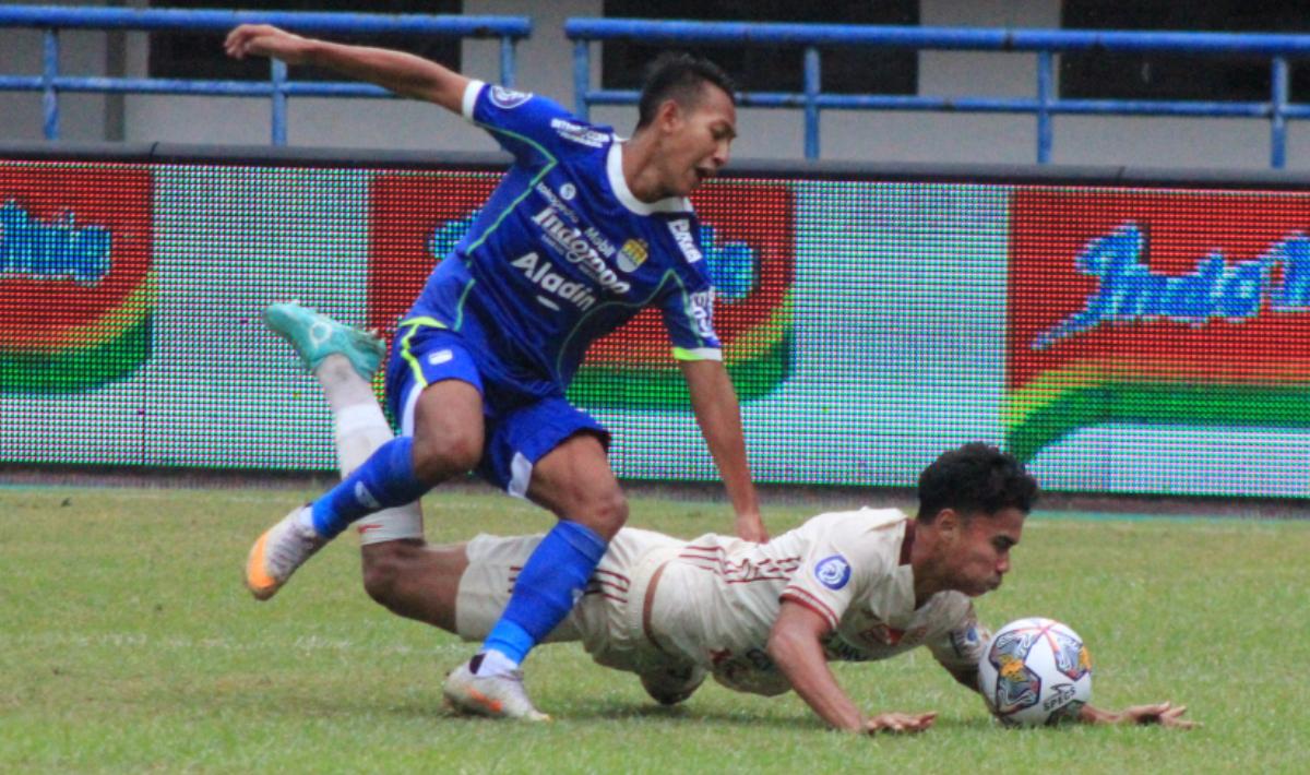 Duel antara Beckham Putra dan Muhammad Ferrari pada pertandingan tunda Liga 1 antara Persib Bandung melawan Persija Jakarta di Stadion GBLA, Rabu (11/01/2023).