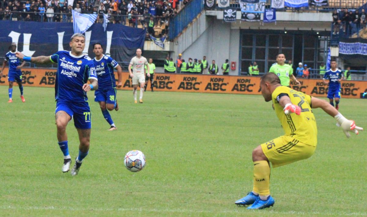 Ciro Alves sesaat sebelum mengecoh kiper Andritany dan mencetak gol pada pertandingan tunda Liga 1 antara Persib Bandung melawan Persija Jakarta di Stadion GBLA, Rabu (11/01/2023).