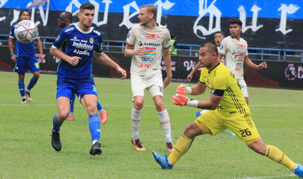 Kiper Andritany saat mengamankan bola dari Gangguan Nick Kuipers pada pertandingan tunda Liga 1 antara Persib Bandung melawan Persija Jakarta di Stadion GBLA, Rabu (11/01/2023).
