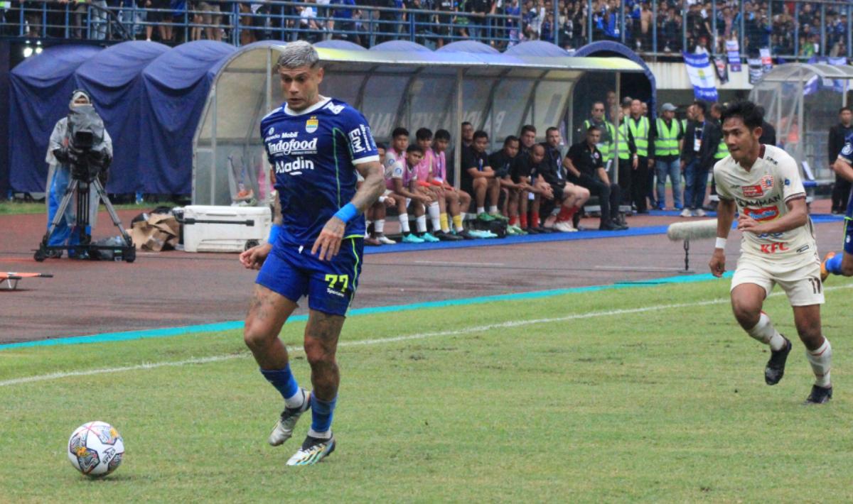 Ciro Alves coba mengamankan bola dari gangguan Firza Andika pada pertandingan tunda Liga 1 antara Persib Bandung melawan Persija Jakarta di Stadion GBLA, Rabu (11/01/2023).