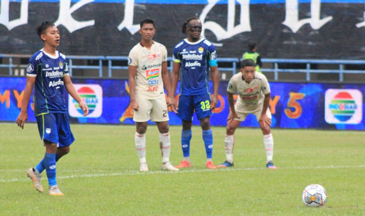 Beckham Putra sesaat sebelum mengeksekusi penalti ke gawang Andritany pada pertandingan tunda Liga 1 antara Persib Bandung melawan Persija Jakarta di Stadion GBLA, Rabu (11/01/2023).