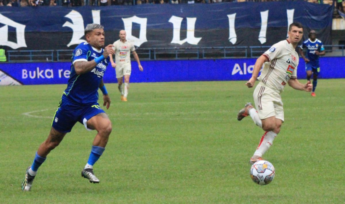 Aksi Ciro Alves saat menerobos pertahanan Persija pada pertandingan tunda Liga 1 antara Persib Bandung melawan Persija Jakarta di Stadion GBLA, Rabu (11/01/2023).