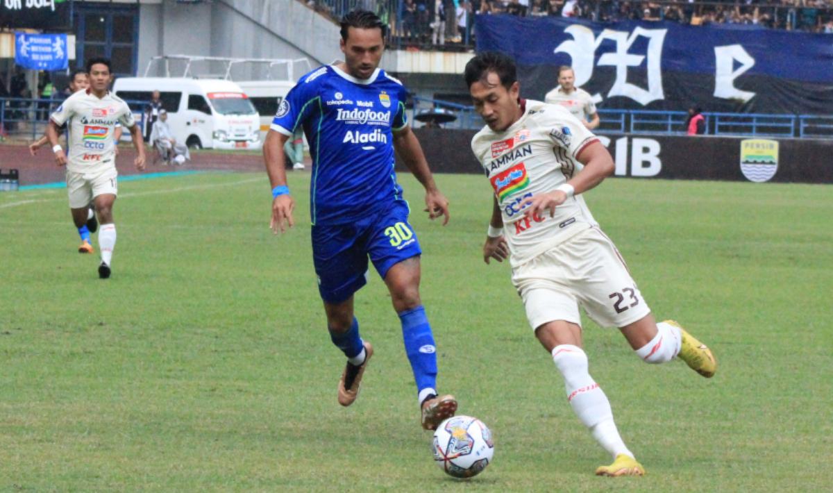 Hansamu Yama mengagalkan pergerakan Ezra Walian pada pertandingan tunda Liga 1 antara Persib Bandung melawan Persija Jakarta di Stadion GBLA, Rabu (11/01/2023).