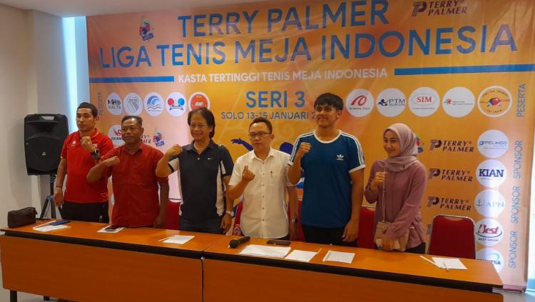 Atlet nasional, Gustin Dwi Jayanti (kanan) akan ikut serta dalam seri 3 Liga Tenis Meja Indonesia di Sritex Arena Solo, 13-15 Januari 2023.