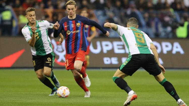 Aksi Frenkie de Jong di laga Piala Super Spanyol Real Betis vs Barcelona (13/01/23). (Foto: REUTERS/Ahmed Yosri) - INDOSPORT