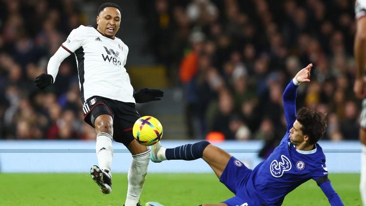 Joao Felix (kanan) melepaskan tekel keras yang berujung kartu merah di laga Fulham vs Chelsea (13/01/23). (Foto: REUTERS/David Klein)