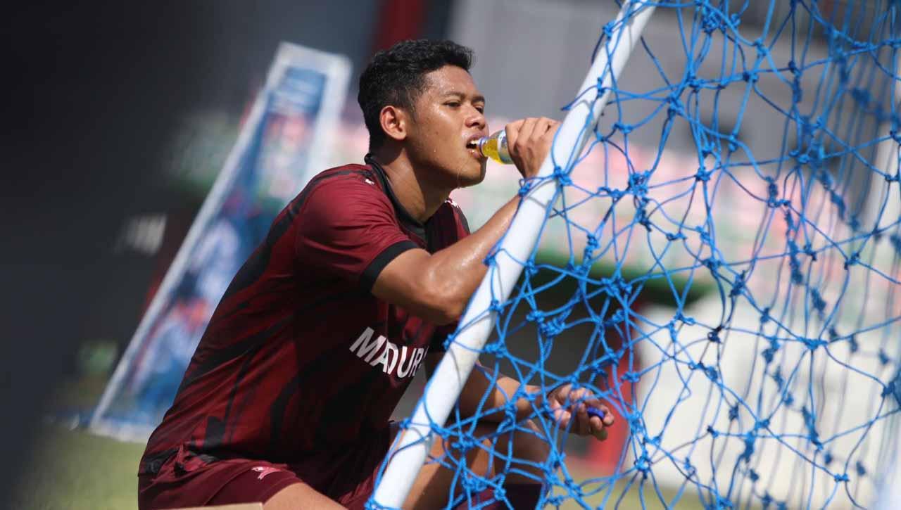 Fabio Araujo Lefundes tentu punya pertimbangan khusus di balik keputusannya membawa Taufik Hidayat dalam pre-match press conferrence, Sabtu (25/02/23). (Foto: MO Madura United) - INDOSPORT