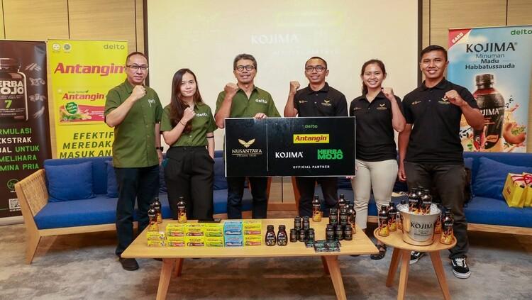 Penandatanganan kerja sama Nusantara Cycling Team dan sponsor: Antangin, KOJIMA dan Herbamojo.