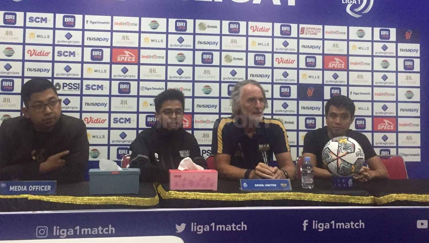 Pelatih Dewa United, Jan Olde dan pemain Rangga Muslim jelang lawan Persis Solo.