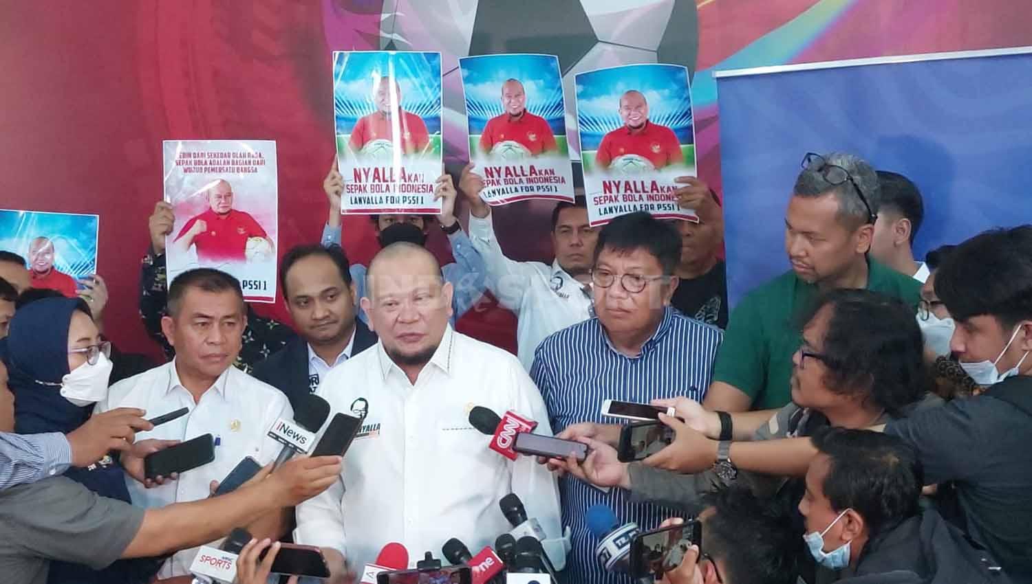 Mantan ketua umum PSSI, La Nyalla Mattalitii resmi mendaftarkan diri sebagai bakal calon ketua umum PSSI periode 2023-2027.