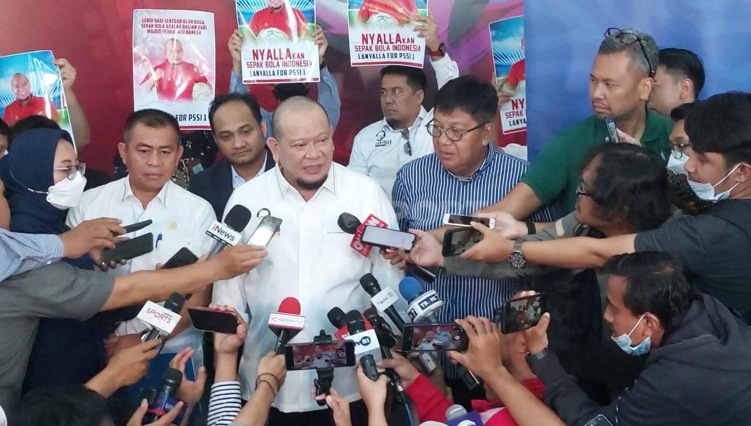 Mantan ketua umum PSSI, La Nyalla Mattalitii resmi mendaftarkan diri sebagai bakal calon ketua umum PSSI periode 2023-2027.