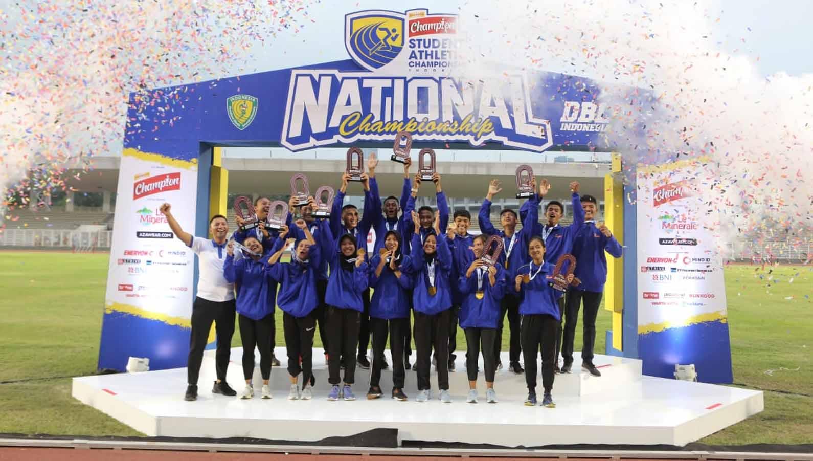 Presiden Joko Widodo memberikan acungan jempol terhadap pelaksanaan Energen Champion Student Athletics Championships (SAC) Indonesia. - INDOSPORT