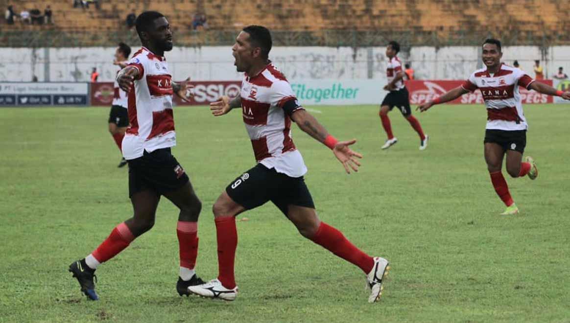 Selebrasi gol Beto Goncalves dan Appiah pertandingan antara Barito Putera vs Madura United laga BRI Liga 1 di Stadion Demang Lehman, Martapura, Sabtu (14/01/23). Foto: MO Madura United)