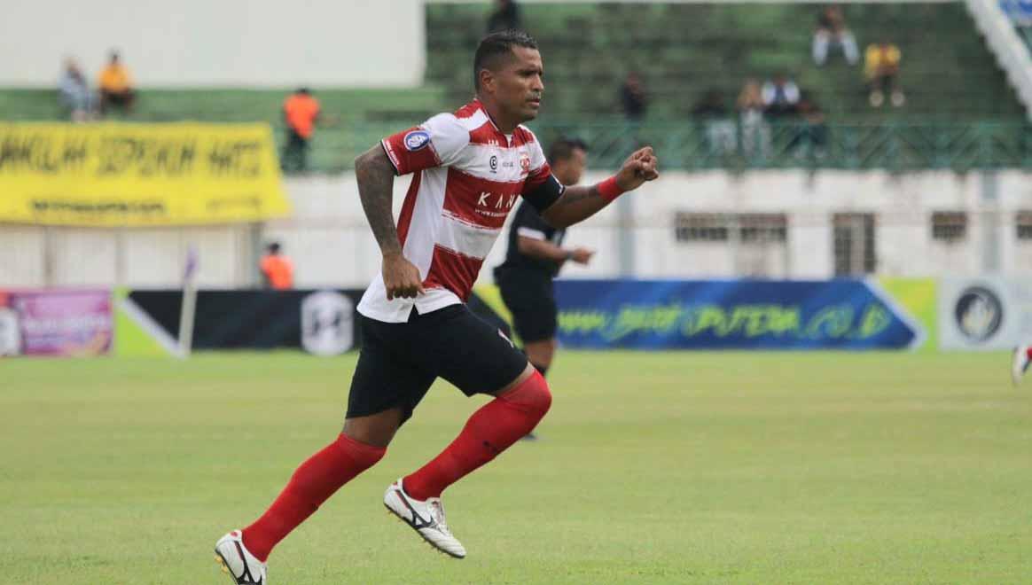 Striker milik Madura United, Beto Goncalves, tuntut timnya menang lawan Persebaya Surabaya pada pekan ke-21 Liga 1. - INDOSPORT