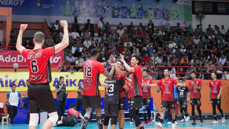 Tim voli putra Jakarta STIN BIN mengalahkan Palembang Bank Sumsel Babel 3-0 pada putaran kedua Proliga 2023, Jumat (13/01/2023).
