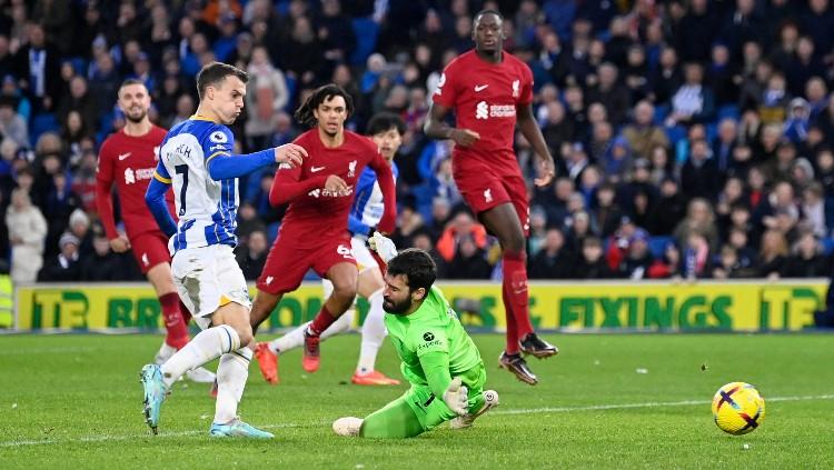 Solly March mencetak gol di laga Liga Inggris 2022/23 Brighton vs Liverpool (14/01/23). (Foto: REUTERS/Toby Melville)