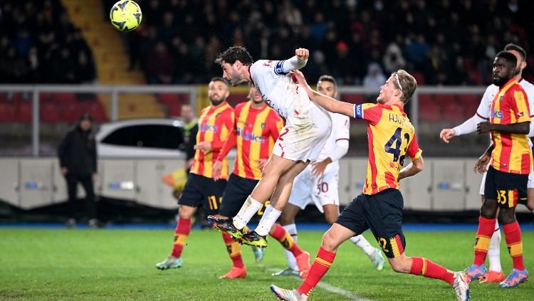 Davide Calabria mencetak gol penyama kedudukan di laga Liga Italia 2022/23 Lecce vs AC Milan (15/01/23). (Foto: REUTERS/Alberto Lingria)