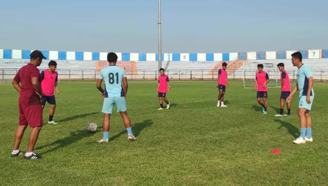 Tim Persela Lamongan tetap menjalani latihan.