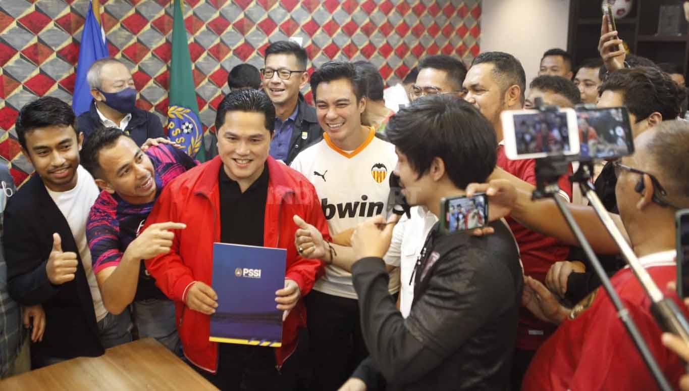 Erick Thohir saat mendaftarkan diri sebagai calon Ketum PSSI periode 2023-2027 di kantor PSSI GBK Arena, Minggu (15/01/23).