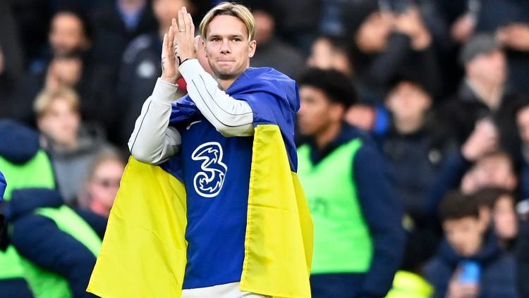Mykhaylo Mudryk diperkenalkan sebagai pemain baru Chelsea (15/01/23). (Foto: REUTERS/Tony Obrien)
