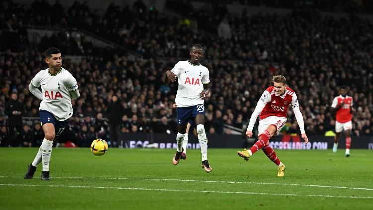 Martin Odegaard melepaskan tembakan berbuah gol di laga Liga Inggris 2022/23 Tottenham Hotspur vs Arsenal (Foto: REUTERS/Dylan Martinez)