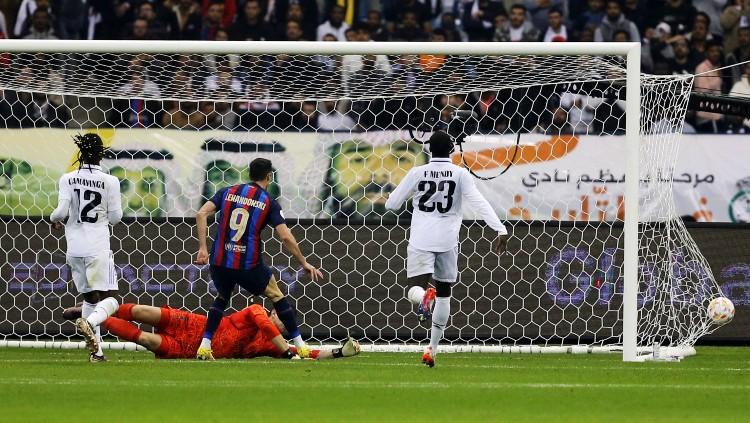 Bomber Barcelona, Robert Lewandowski, berniat balas dendam usai kalah dari Real Madrid di Liga Spanyol 2023-2024. Foto: REUTERS/Ahmed Yosri. - INDOSPORT