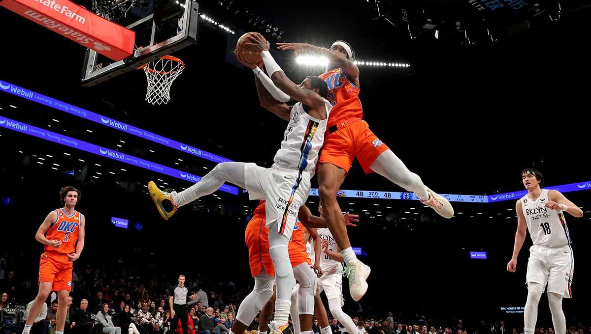 Laga NBA kali ini, Senin (16/01/23) menghadirkan kemenangan Thunder dan juga Warriors yang masih terus kalah bahkan setelah kembalinya Curry. (Foto: REUTERS/Kai Pfaffenbach) - INDOSPORT