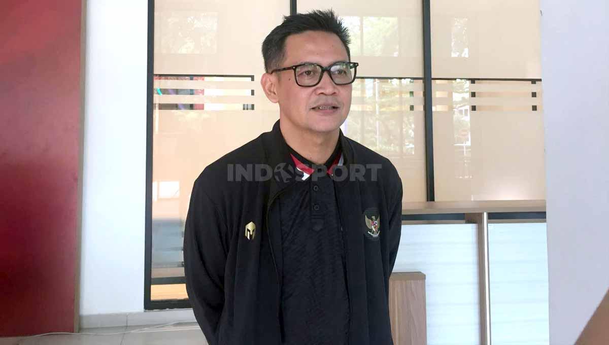 Doni Setiabudi mendatangi kantor PSSI untuk mendaftar sebagai bakal Calon Ketum, Waketum dan Exco PSSI di GBK Arena, Senin (16/01/23).