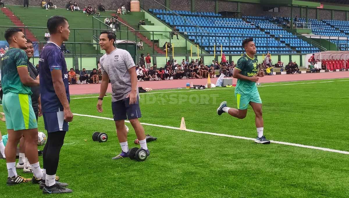 Febri Hariyadi, Reky Rahayu dan Rachmat Irianto berlatih terpisah saat Persib berlatih di Stadion Siliwangi.