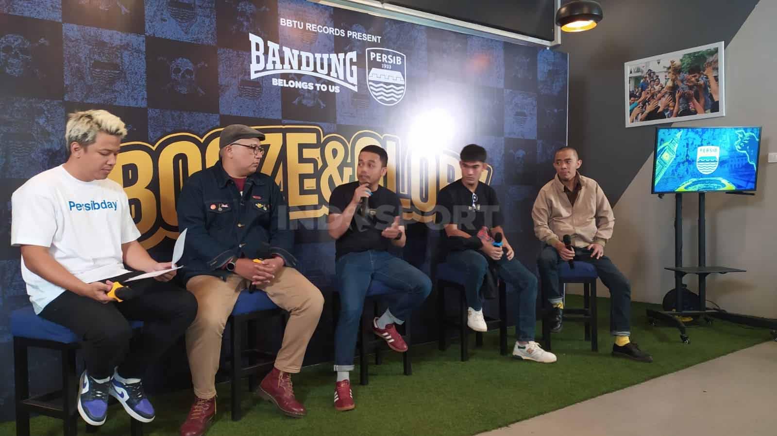 Konferensi pers Persib Bandung berkolaborasi dengan Bandung Belongs to Us (BBTU) yang menggelar konser grup band asal Inggris, Booze & Glory. - INDOSPORT