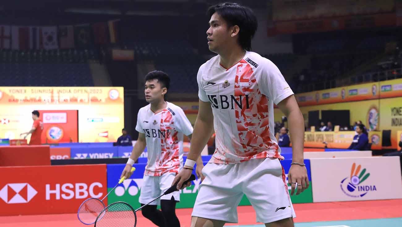 Daniel Marthin memamerkan trofi juara ke pacarnya, Blessaria Trishania Sumanti usai menyabet gelar di Thailand Masters 2023.