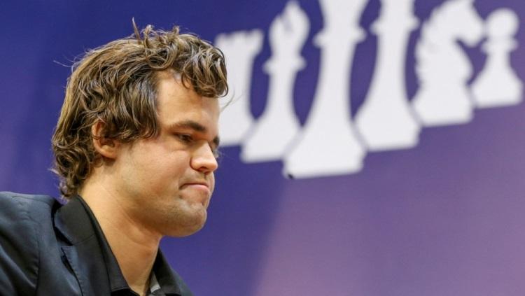 Magnus Carlsen kembali menjuarai turnamen catur yang kali ini bertajuk Airthings Masters setelah mengalahkan Hikaru Nakamura. Foto: REUTERS/Pavel Mikheyev.