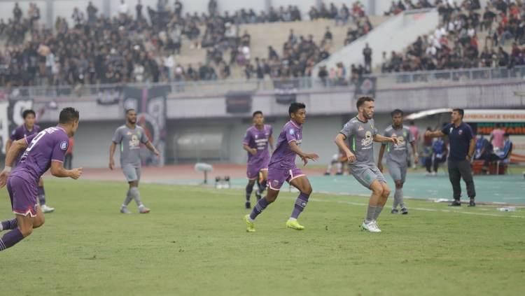 Situasi laga Persita Tangerang vs Persebaya Surabaya dalam lanjutan Liga 1 2022/2023.