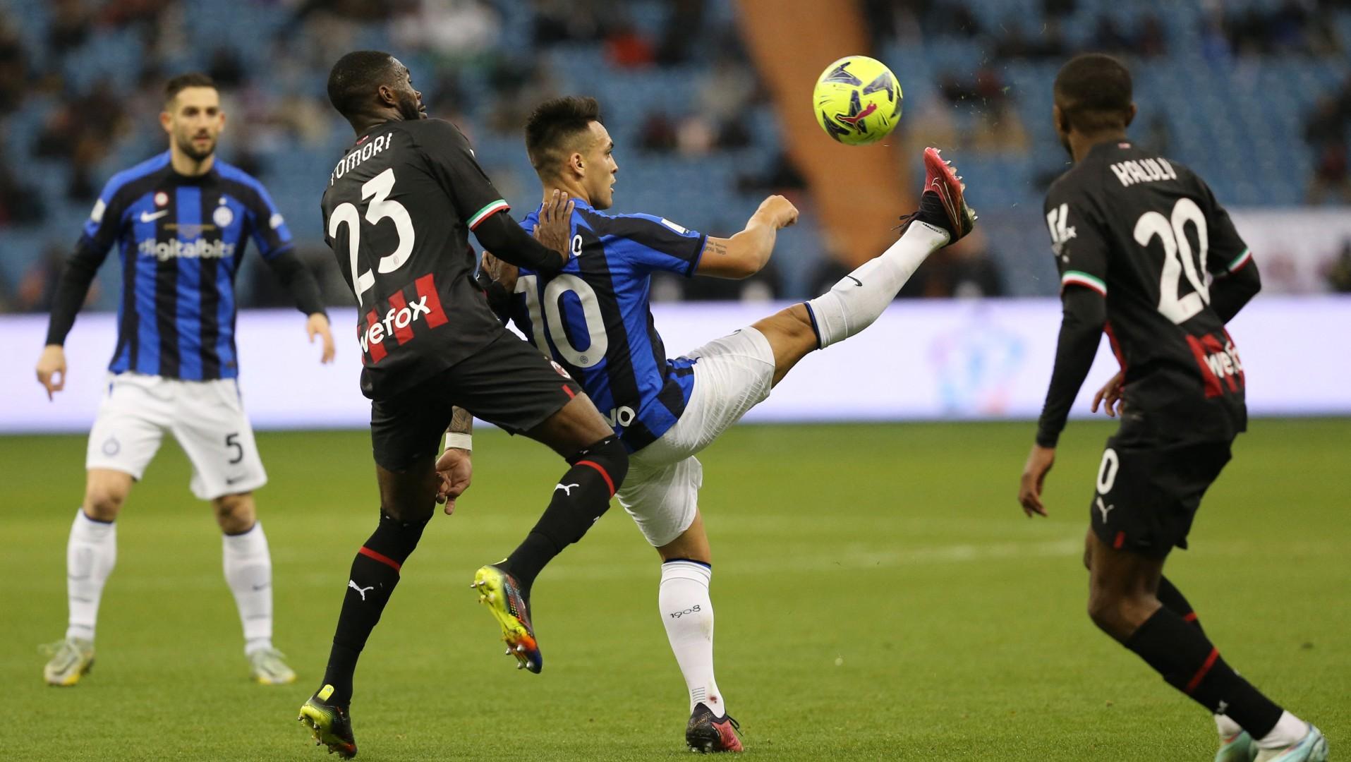 Pelatih I Rosonerri, Stefano Pioli, membeberkan hal yang harus diubah oleh timnya setelah kekalahan dalam laga AC Milan vs Inter di Piala Super Italia 2022-2023. REUTERS/Ahmed Yosri