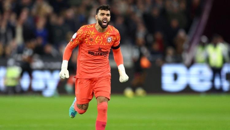 Kiper Brentford, David Raya dikabarkan bakal hengkang ke Manchester United. Foto: REUTERS/David Klein. - INDOSPORT