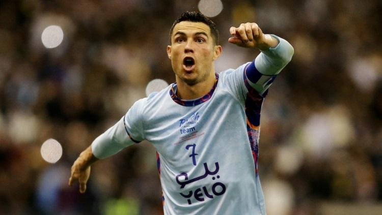 CPemain bintang Al Nassr, Cristiano Ronaldo menjadi sorotan karena tampil berbeda mengenakan gamis saat acara di Kerjaan Arab Saudi. Foto: REUTERS/Ahmed Yosri TPX IMAGES OF THE DAY. - INDOSPORT