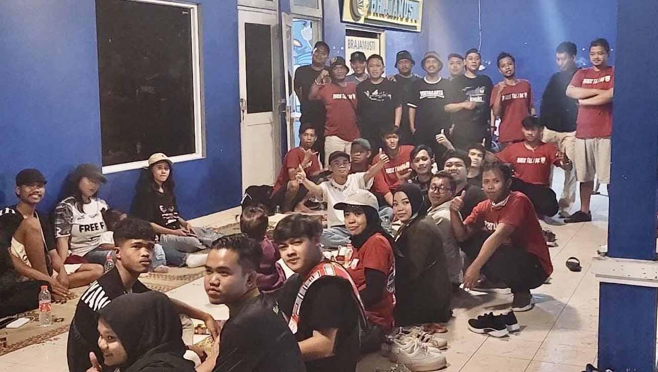 Puluhan suporter Persis Solo saat silaturahmi sekaligus nonton bareng di Wisma PSIM, Kamis (19/1/23). (Foto: Dok Presiden Brajamusti)