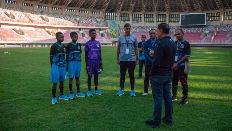 Siswa Papua Football Academy atau akademi sepakbola buatan PT Freeport Indonesia yang berpusat di Mimika Sport Complex, Kabupaten Mimika, Provinsi Papua Tengah