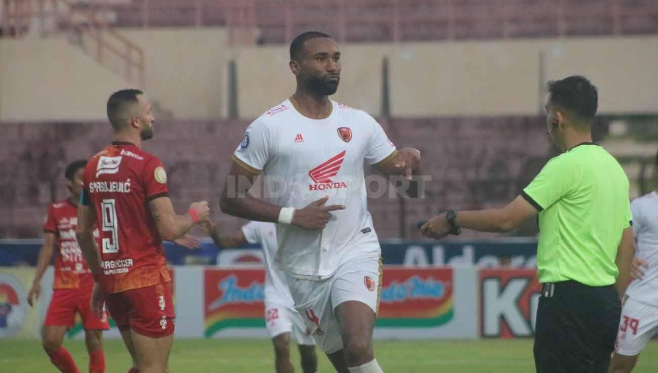 Bek PSM Makassar, Yuran Fernandes kabarnya ingin dibeli klub Liga Arab Saudi. (Foto: Nofik Lukman Hakim/INDOSPORT) - INDOSPORT