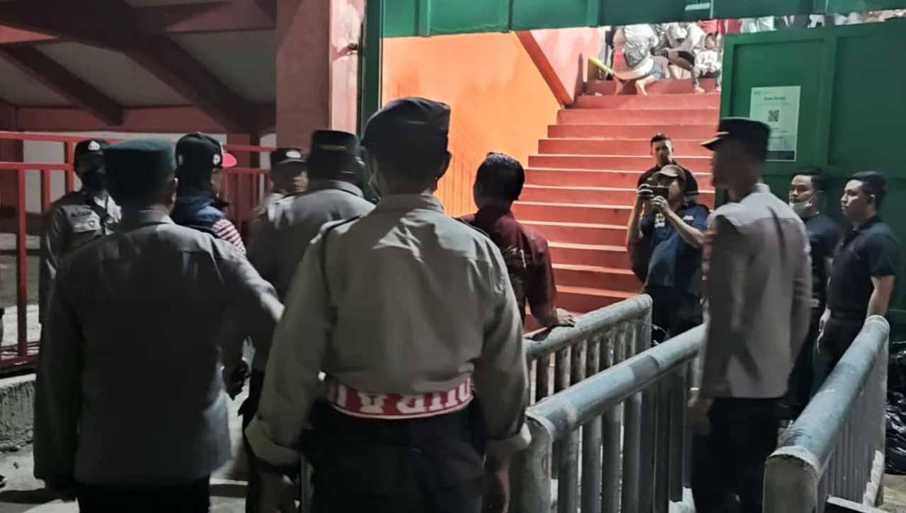 Anggota kepolisian saat mengecek akses penonton di tribun di Stadion Gelora Madura Ratu Pamelingan, Pamekasan. (Foto: MO Madura United)