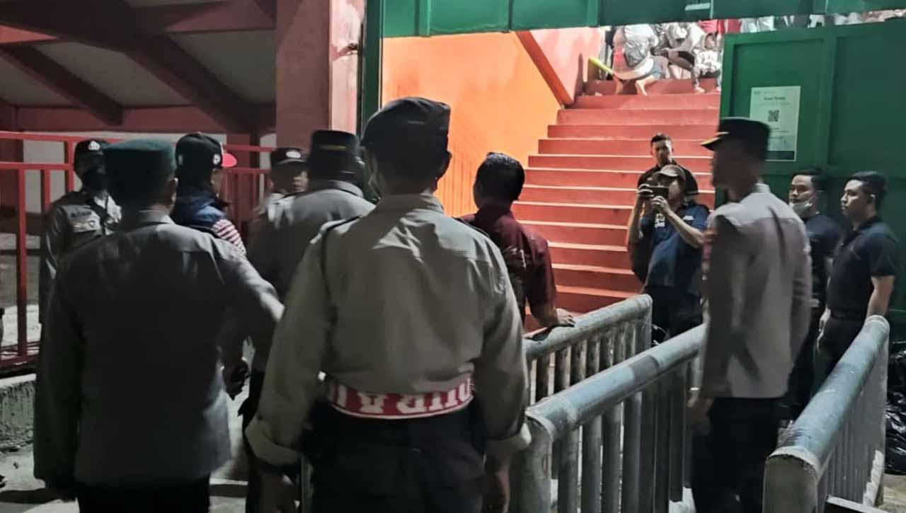 Anggota kepolisian saat mengecek akses penonton di tribun di Stadion Gelora Madura Ratu Pamelingan, Pamekasan. (Foto: MO Madura United) - INDOSPORT