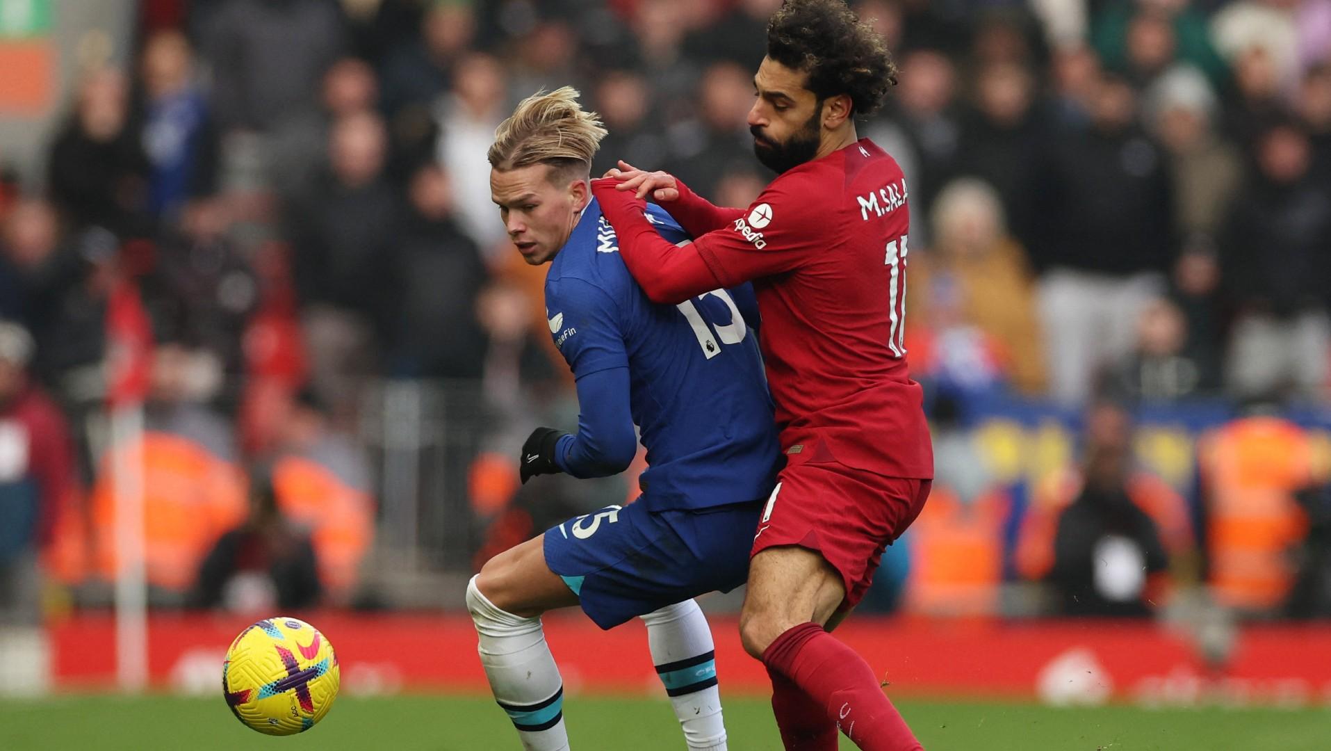 Duel Mykhailo Mudryk dan Mohamed Salah di laga Liverpool vs Chelsea. (REUTERS/Phil Noble) - INDOSPORT