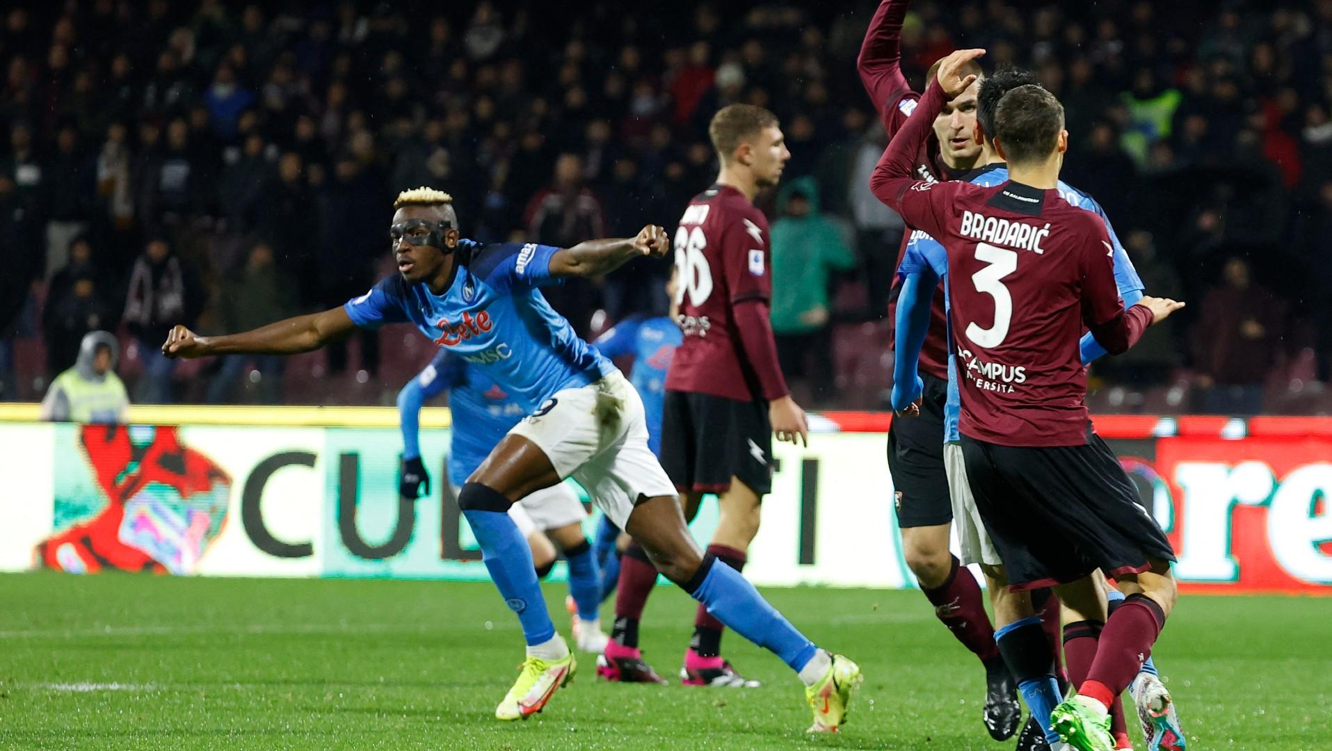 Selebrasi Victor Osimhen saat mencetak gol di laga Liga Italia antara Salernitana vs Napoli. REUTERS/Ciro De Luca - INDOSPORT