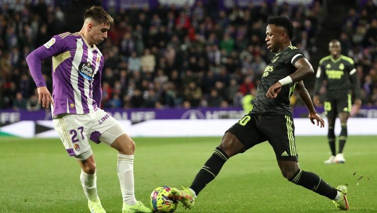 Ivan Fresneda (kiri) berduel dengan Vinicius Junior di laga Valladolid vs Real Madrid (31/12/22). (Foto: REUTERS/Violeta Santos Moura)