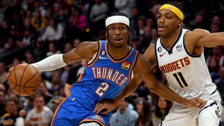 Shai Gilgeous-Alexander dan Bruce Brown di pertandingan Denver Nuggets vs Oklahoma City Thunder, 22 Januari 2023 waktu setempat. Foto: John Leyba-USA TODAY Sports via REUTERS.
