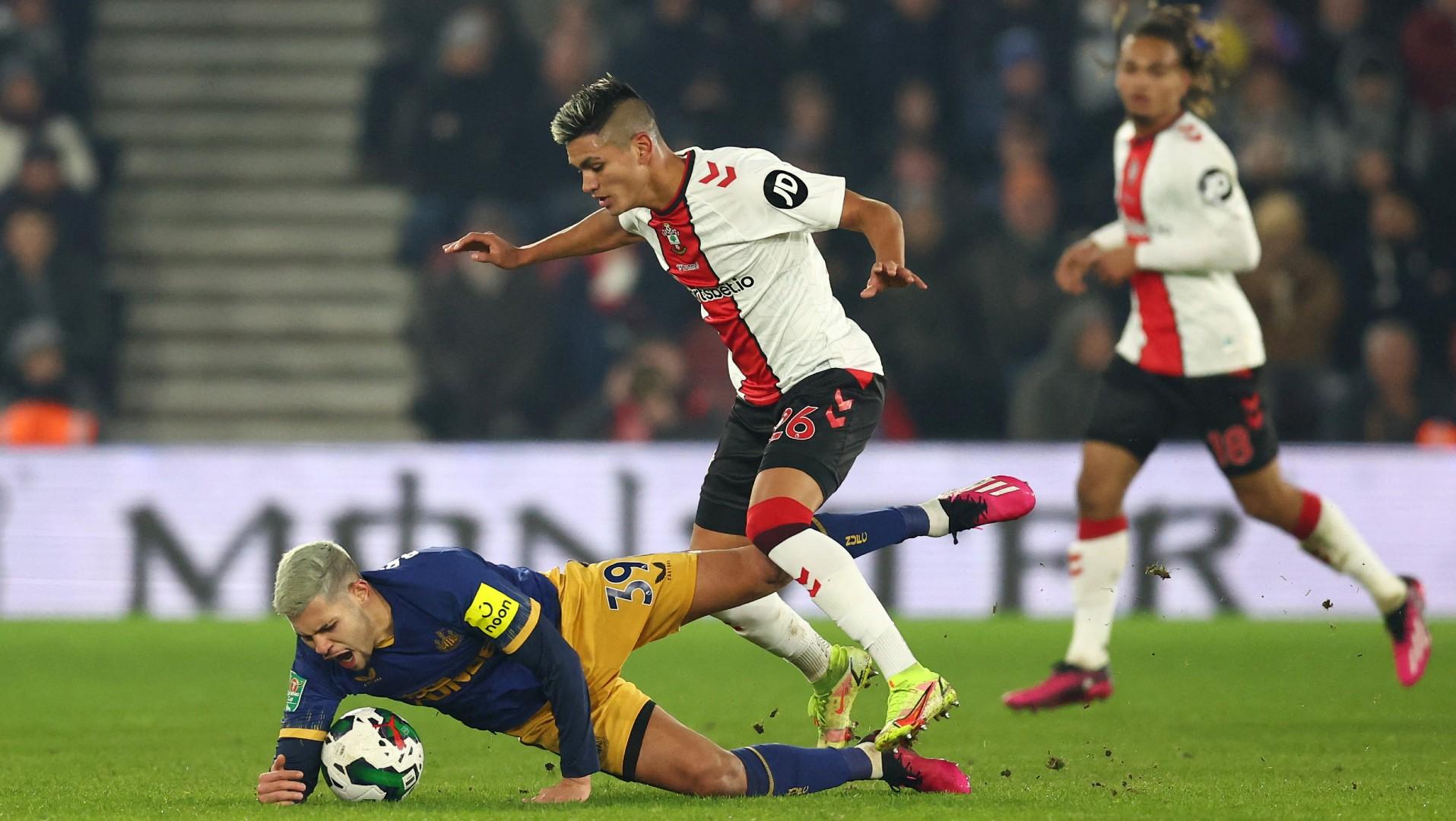 Leg pertama semifinal Piala Liga Inggris (Carabao Cup) antara Southampton vs Newcastle, Rabu (25/1/23) berakhir dengan skor tipis 0-1 lewat gol Joelinton. REUTERS/David Klein