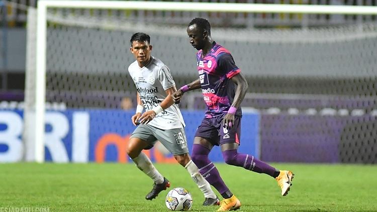 Aksi gelandang Rans Nusantara FC, Makan Konate, dalam pertandingan Liga 1.