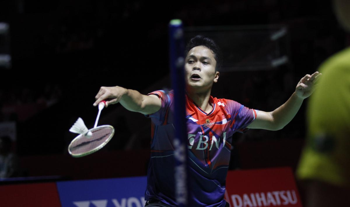 Momen mesra antara Anthony Ginting dan Coach Irwansyah di Badminton Asia Championships 2023 sukses bikin riuh penonton. Foto: Herry Ibrahim/INDOSPORT.