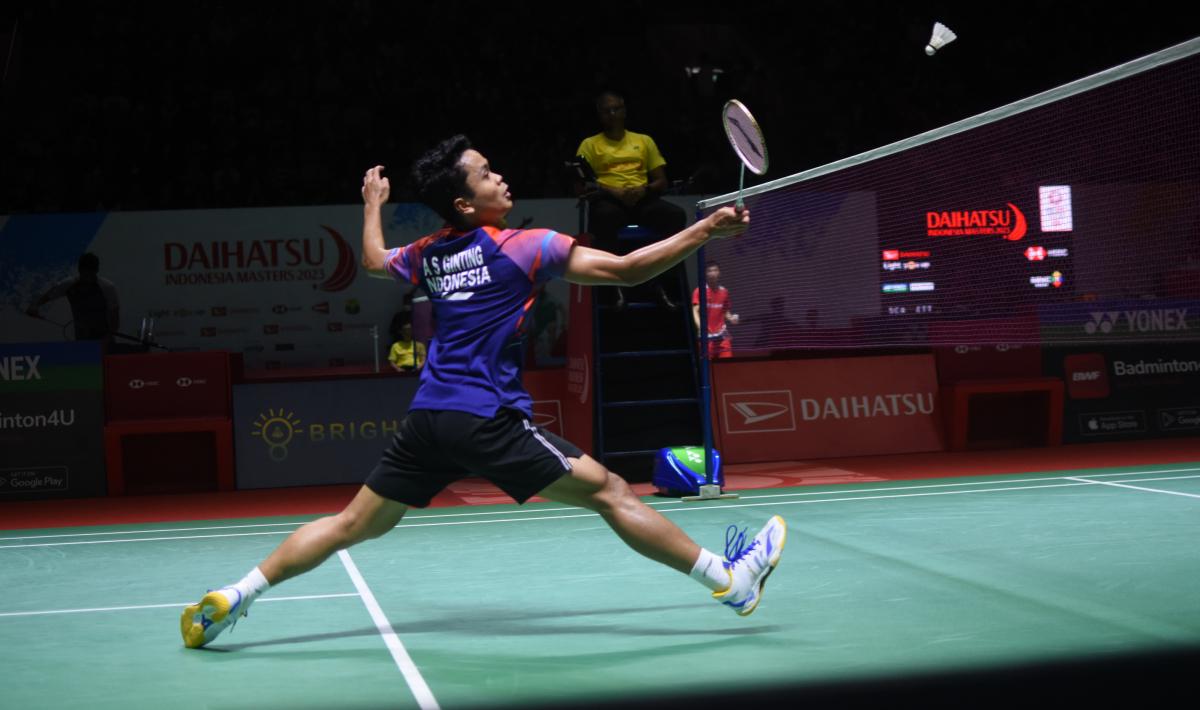 Tunggal putra Indonesia Anthony Ginting dikalahkan tunggal putra China Shi Yu Qi pada babak 16 besar Indonesia Masters 2023 di Istora Senayan, Kamis (26/01/23). - INDOSPORT