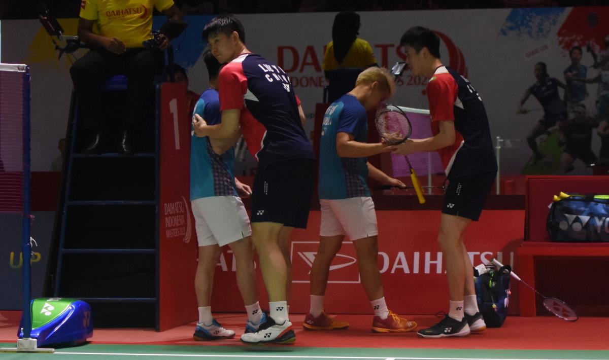 Ganda putra Indonesia, Marcus Gideon/Kevin Sanjaya, terpaksa mundur akibat cedera saat hadapi Liu Yu Chen/Ou Xuan Yi di babak 16 besar Indonesia Masters 2023.